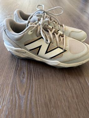 New Balance Men’s white/Gray Fresh Foam Shoes size 12 baseball metal cleats